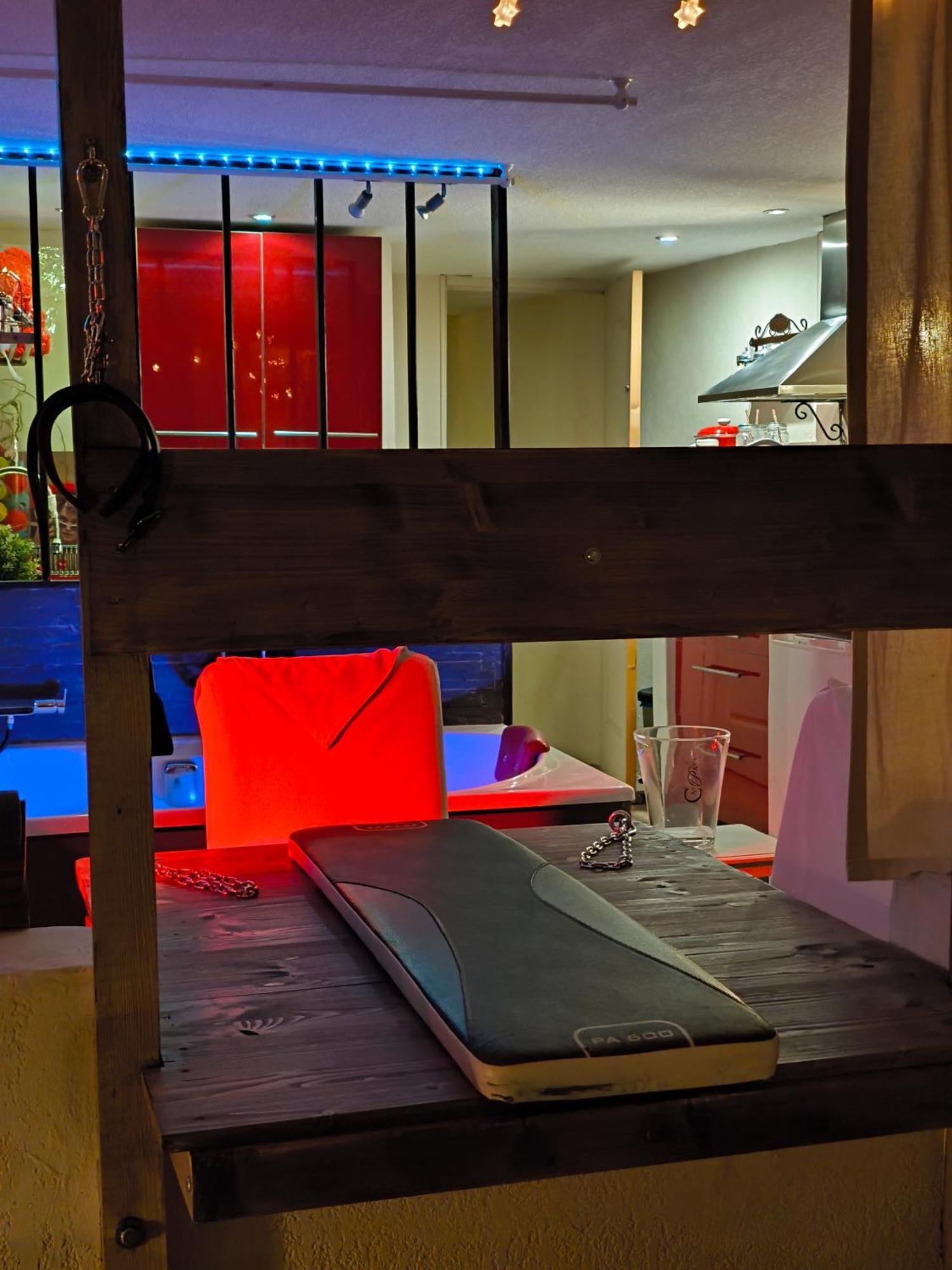 Love-Room Discret 40 M2 Bormes Les Mimosas Village Avec Terrasse Exterior photo
