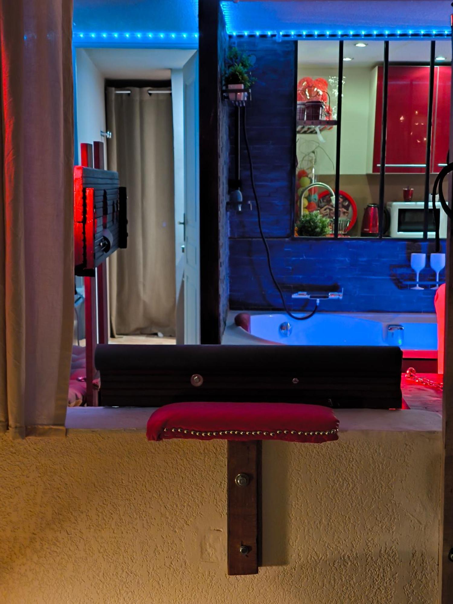 Love-Room Discret 40 M2 Bormes Les Mimosas Village Avec Terrasse Exterior photo